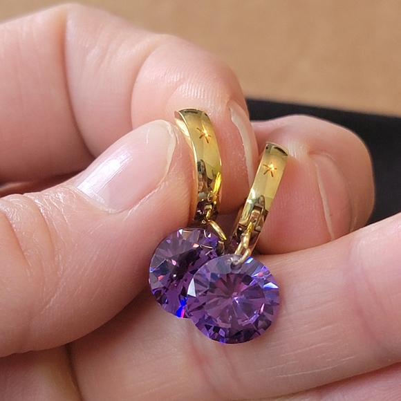 Earrings - Picture 1 of 4